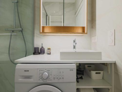 One-Bedroom Apartment image 4