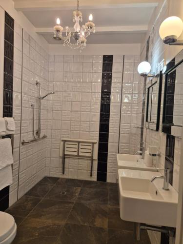 ห้องน้ำ, Meadowood Art Deco Home in เฟิร์นฮิลล์