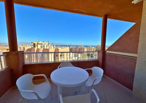 Mirador del Sol Ático en Urbanización con Piscina (Mirador del Sol Atico en Urbanizacion con Piscina) in Arenales Del Sol