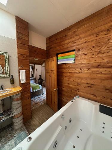 온수 욕조, Casa Morasan Hotel-Boutique in 퀘트잘텐난고