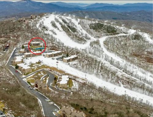 The Sugar Suite - Renovated with a View! Ski IN-OUT! Heated POOL, Hot tub, sauna, gym, AC, EV, adjustable bed, Sugar Mountain