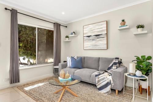 Coastal Comfort with a Pool opposite Henley Beach, Adelaide