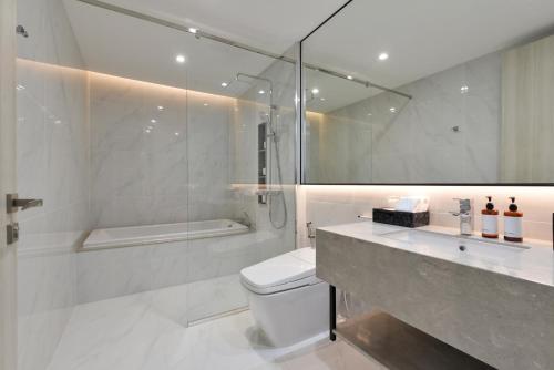 Deluxe Room with Bathtub image 2
