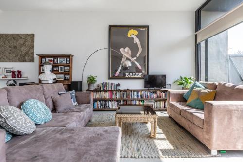 Trendy Warehouse in Melbourne laneway, walk to MCG