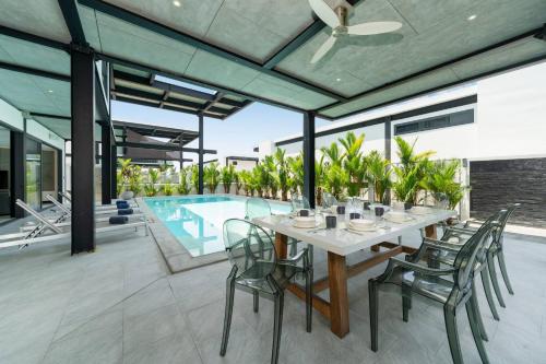 New & Modern, Loft Style 4BR Villa Sunset Garden 3, 12m Salt Pool, just 10min drive Naiharn Beach, Ban Saiyuan (1) (zdjęcie 5)