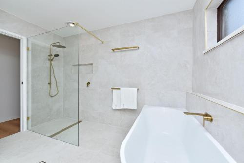 Luna - Absolute Beachfront