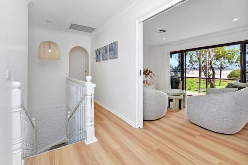 Luna - Absolute Beachfront