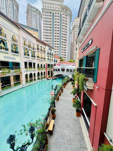 Cozy Staycation Venice with Balcony Mckinley near Bgc, Manila