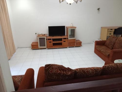 Shared lounge/TV area, PINTARMAN LUTONG VILLA Private Room  w Shared Bath in Lutong