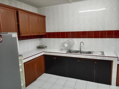 Kitchen, PINTARMAN LUTONG VILLA APARTMENT in Lutong
