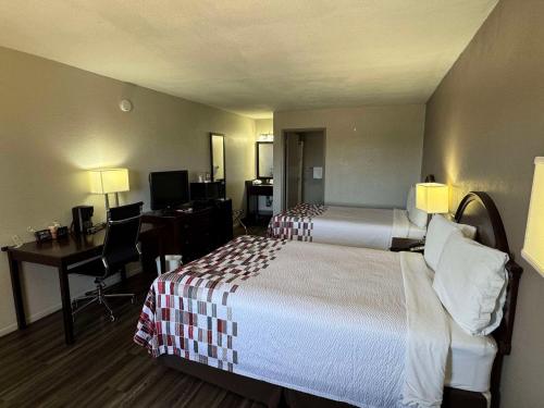 Quadruple Room with Roll-In Shower - Disability Access/Non Smoking