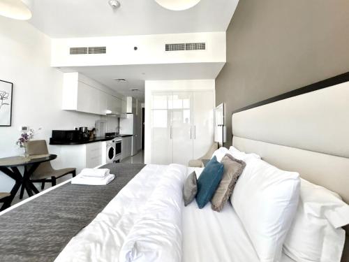 Homes2Retreat - Chic & Cozy Studio in Damac, Dubai