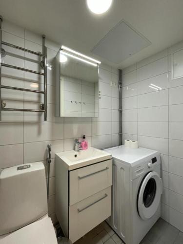 Bathroom, Kotimaailma Helsinki - tilava yksio in Kurkimäki