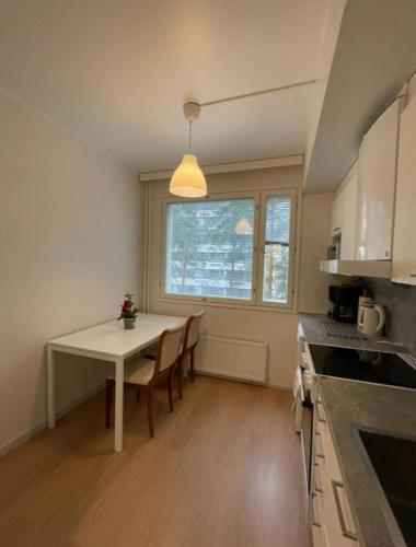 Kitchen, Kotimaailma Helsinki - tilava yksio in Kurkimäki