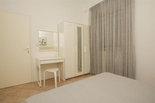 One-Bedroom Apartment with Terrace image 2