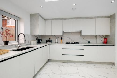Stunning 5 Bedroom, 3 Bathroom Home in Windsor, Windsor (zdjęcie 8)