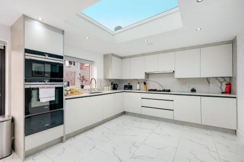 Stunning 5 Bedroom, 3 Bathroom Home in Windsor, Windsor (zdjęcie 10)
