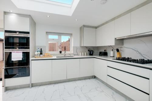 Stunning 5 Bedroom, 3 Bathroom Home in Windsor, Windsor (zdjęcie 2)