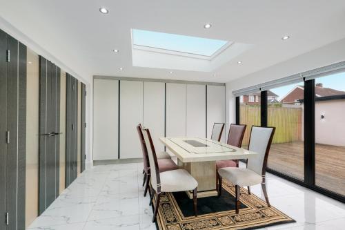 Stunning 5 Bedroom 3 Bathroom Home in Windsor