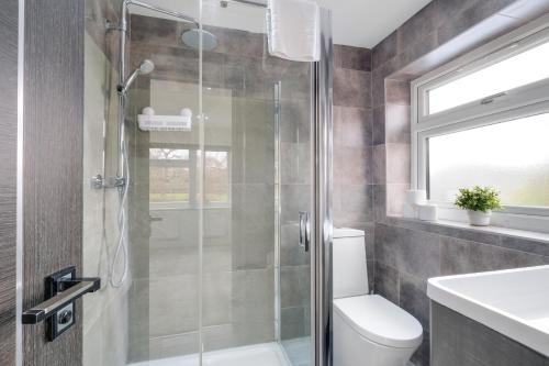 Stunning 5 Bedroom, 3 Bathroom Home in Windsor, Windsor (zdjęcie 5)