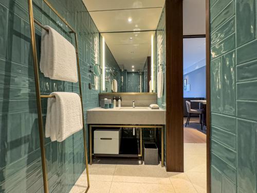 room detail thumbnail 2