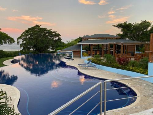 Úszómedence, Diamond Hill and Beach Resort Apartment in Diamond Rock