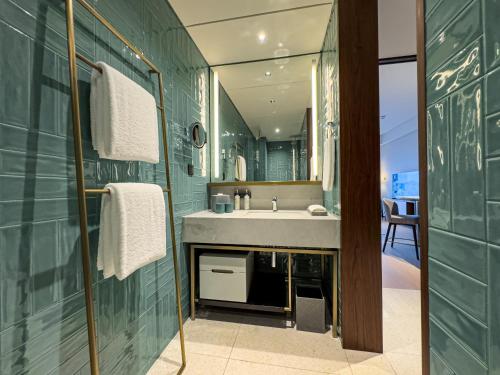 room detail thumbnail 2