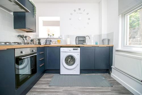 Konyha, Norton Terrace Charming Home In The Beautiful Afan Forest By StayStaycations in Port Talbot