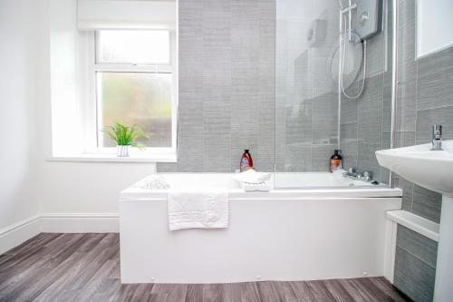 Fürdőszoba, Norton Terrace Charming Home In The Beautiful Afan Forest By StayStaycations in Port Talbot