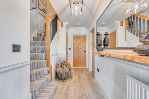 Вход, Stunning House with Balcony Room, Office, Self-Check-In, Driveway Parking and Fast WiFi by Yoko Prop in Олни