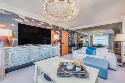 Общ салон/телевизионна зона, Stunning House with Balcony Room, Office, Self-Check-In, Driveway Parking and Fast WiFi by Yoko Prop in Олни