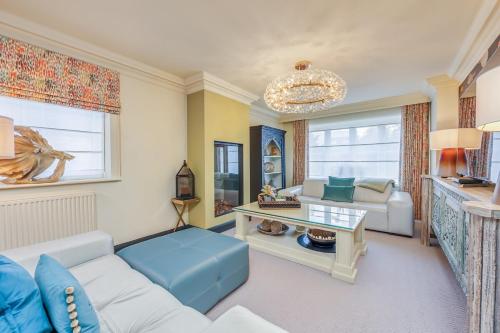 Stunning House with Balcony Room, Office, Self-Check-In, Driveway Parking and Fast WiFi by Yoko Prop in Олни