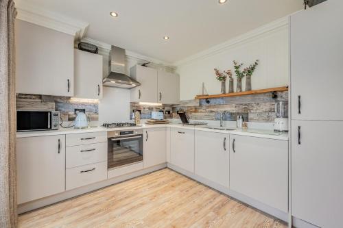 кухня, Stunning House with Balcony Room, Office, Self-Check-In, Driveway Parking and Fast WiFi by Yoko Prop in Олни