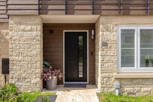 Фасада на хотела, Stunning House with Balcony Room, Office, Self-Check-In, Driveway Parking and Fast WiFi by Yoko Prop in Олни