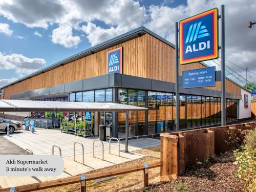 Пазаруване, Stunning House with Balcony Room, Office, Self-Check-In, Driveway Parking and Fast WiFi by Yoko Prop in Олни