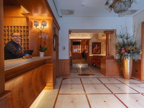 Lobby, Grand Hotel Europa in Naples