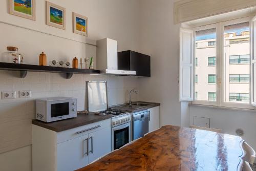 GuestHost - San Lorenzo Bright Apartment X8, Rom (Foto 7)