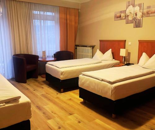 3 twin beds