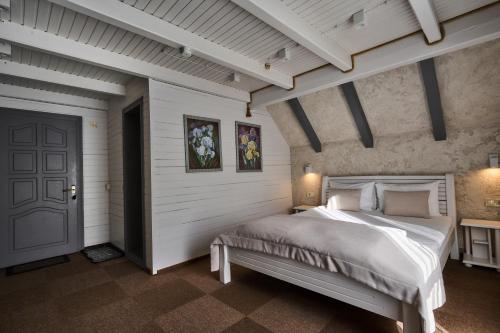 Junior Suite with Balcony image 3