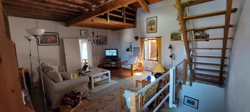 Rue de la Fontaine 2 gîte à louer Bessas