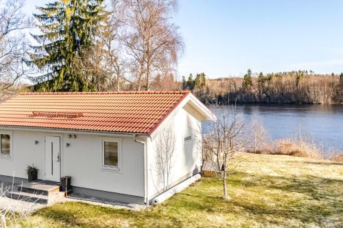 Cottage by the river in อาเวสตา