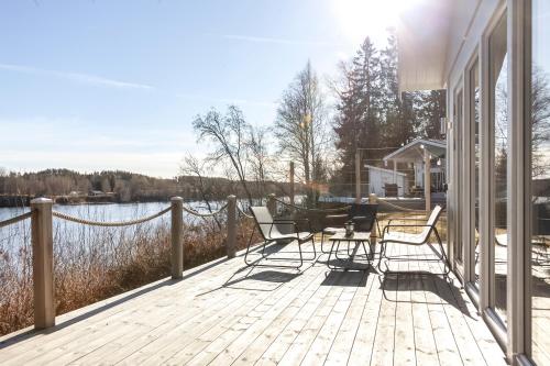 Cottage by the river in อาเวสตา