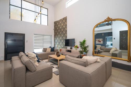 Grace House, Mkhuhlu, spacious 4-bedroom house in Cork