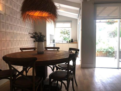 Charming design apartment with garden in Moita in โมยตา