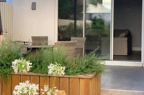 Charming design apartment with garden in Moita in โมยตา