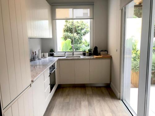 Charming design apartment with garden in Moita in โมยตา
