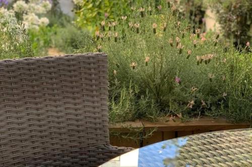 Charming design apartment with garden in Moita in โมยตา