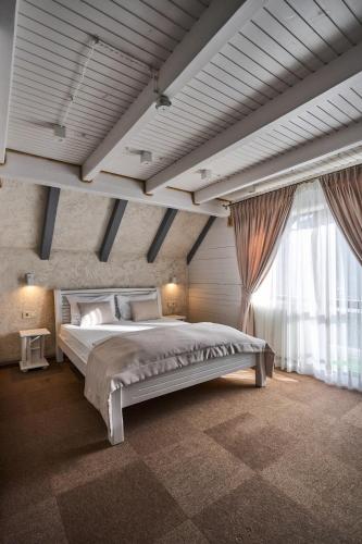 Junior Suite with Balcony room in Hotel Velyka Vedmedytsya