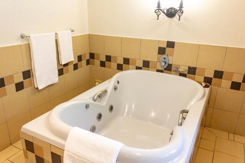 Baño, Hotel Numbi and Garden Suites in Hazyview