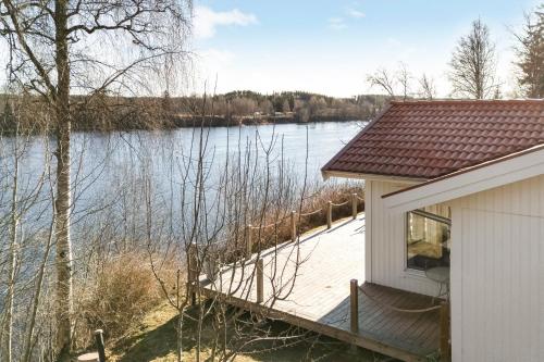 Cottage by the river in อาเวสตา